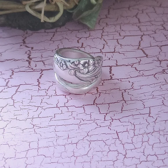 Spoon ring upcycled from a vintage spoon - Picture 1 of 3